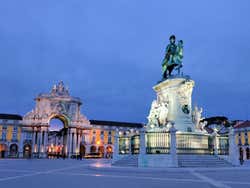 Place du Commerce à la tombée de la nuit
