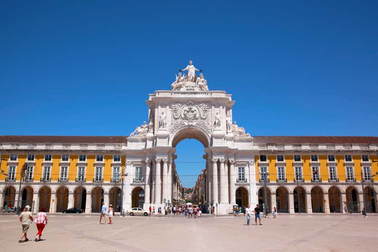Vue sur l'Arc de Triomphe de la rue Augusta